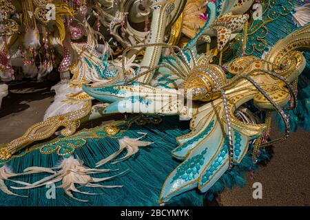 Dettagli colorati dei costumi da donna in attesa durante la Grande Parata del Carnevale Foto Stock