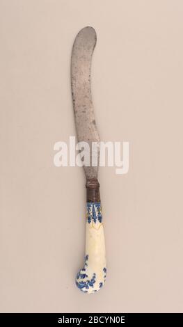 Coltello. Ricerca in lama a forma di Sabre ProgressSabre, piano di appoggio. Ghiera argentata con bordo smerlato. Manico in porcellana bianca a forma di pistola con decorazioni floreali blu scuro e a volantino. Coltello Foto Stock