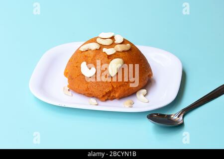 Dolce tradizionale indiano, SemolinaSuji Halwa anche conosciuto come dolce Rava Sheera O Shira - festa indiana dolce guarnito con frutta secca, dessert indiano Foto Stock