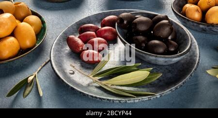 Panorama delle olive. Un assortimento di olive verdi, nere e marroni Foto Stock
