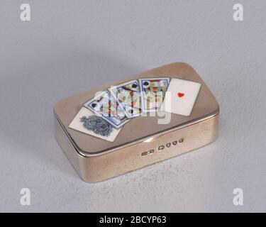 Carte da gioco. Ricerca in ProgressOblong, con angoli curvi, contenitore tipo scatola di tabacco da fiuto con decorazione policroma di una mano di carte da gioco a fionda: Da sinistra, la prima carta è asso di picche in smalto bianco e nero, seguito da re di picche, regina di picche, jack di picche, tutto in rosso, carte da gioco Foto Stock
