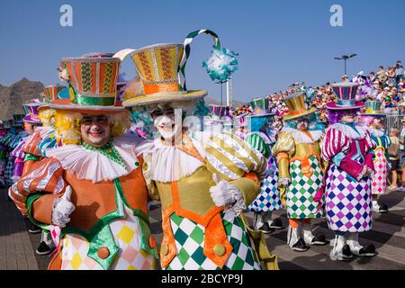 Ballerini maschi splendidamente vestiti, che presentano i loro costumi durante la Grande Parata del Carnevale Foto Stock