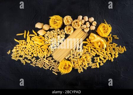 Selezione di pasta italiana, piatto di diversi tipi di pasta, piatto su sfondo nero Foto Stock
