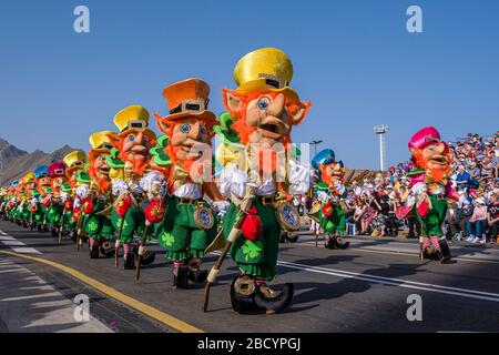 Ballerini splendidamente vestiti, che presentano i loro costumi durante la Grande Parata del Carnevale Foto Stock