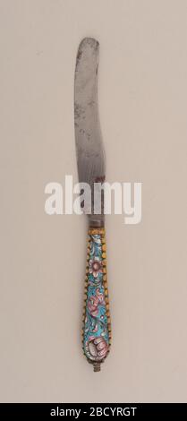 Coltello. Ricerca nella lama a forma di Sabre ProgressSabre, boccola liscia. Maniglia smalto blu chiaro con decorazione floreale multicolore in bianco, rosa e nero. L'ottone viene montato lungo i lati dell'impugnatura. Coltello Foto Stock