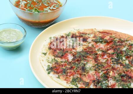 South Indian Food Uttapam conosciuto anche come hootthappam, Rava Uttapam, Uttapa o Uthappa è un popolare South Indian delizioso spuntino piccante colazione Foto Stock