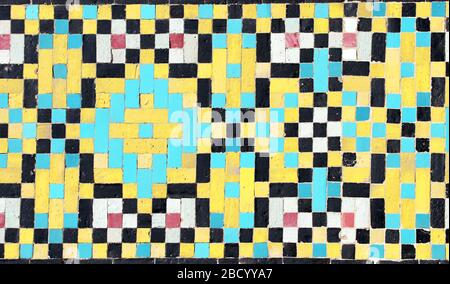 Particolare del tradizionale muro di mosaico persiano con ornamento geometrico nel palazzo del Golestan (Palazzo di marmo, Palazzo delle Rose), complesso reale Qajar a Teheran, Foto Stock