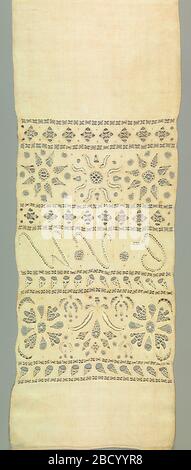 Asciugamano. Ricerca in Progressasciugamano di lino lungo con ampia area centrale decorata composto da tagli larghi e stretti e fasce da ricamo con disegni floreali o geometrici ed una banda larga con iniziali 'M.A.D.' Fila singola di tre rosette floreali nella stessa tecnica in basso. Asciugamano Foto Stock