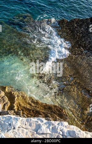 Vista sulla costa dell'oceano di Premantura Kamenjak in Croazia Foto Stock