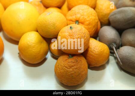 Mandarino maturo agrumi isolato mandarino mandarino arancio su fondo bianco. Mandarini arancioni o tangerini isolati su sfondo bianco. Primo piano di Foto Stock