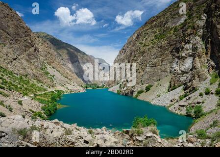 La bellissima meta di trekking a sette laghi. Vista sulle Fan Mountains in Tagikistan, Asia centrale. Foto Stock