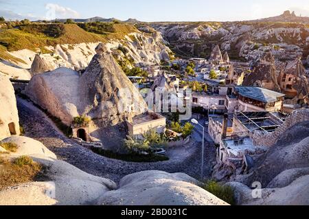 Alberghi e resort in tufo montagne al tramonto nella città di Goreme, Cappadocia, Turchia Foto Stock