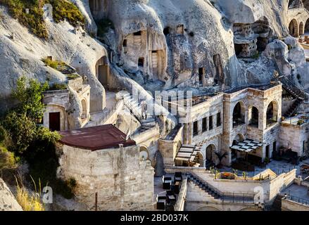 Hotel boutique in tufo montagne al tramonto nella città di Goreme, Cappadocia, Turchia Foto Stock