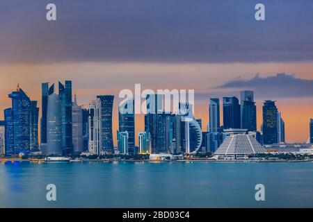 Architettura di Doha di notte. Doha, Ad-Dawhah, Qatar. Foto Stock