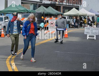 Los Angeles, Stati Uniti. 5 Aprile 2020. Gli acquirenti del mercato agricolo di Hollywood rispettano gli ordini del sindaco Eric Garcetti nella misura in cui possono essere a Los Angeles domenica 5 aprile 2020. Garcetti, nei suoi continui sforzi per controllare la folla in mezzo al soggiorno della città e in tutto lo stato in ordine di casa, ha ordinato i mercati temporaneamente chiuso, permettendo loro di riaprire solo se presentano un piano per mostrare come la folla può essere controllata. Garcetti ha detto che può significare la necessità di un ingresso singolo e di un'uscita singola, tra le altre misure. Credito: UPI/Alamy Live News Foto Stock