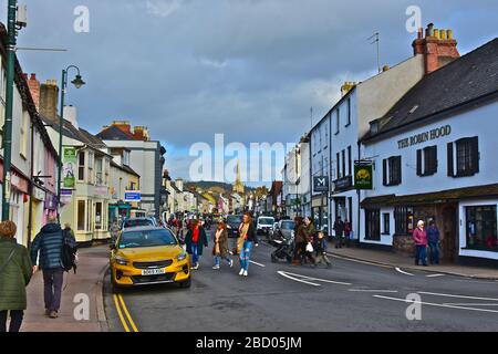 Una vista dell'attraente Monnow Street a Monmouth, una delle principali vie dello shopping in questa trafficata cittadina rurale della contea. Foto Stock