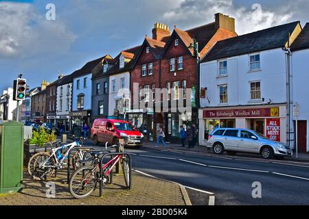 Una vista dell'attraente Monnow Street a Monmouth, una delle principali vie dello shopping in questa trafficata cittadina rurale della contea. Foto Stock