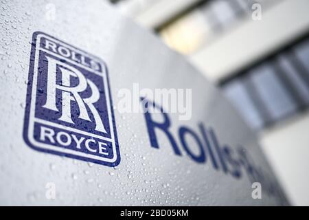 Friedrichshafen Fischbach, Germania. 01 marzo 2019. Il logo Rolls-Royce è esposto su una stele di fronte alla fabbrica di Friedrichshafen. Il costruttore britannico di motori Rolls-Royce ritira le sue previsioni per il 2020 a causa dell'elevato livello di incertezza e del crollo del traffico aereo causato dalla pandemia di coronavirus. Inoltre, il dividendo finale originariamente previsto per il 2019 di 7.1 pence (circa 8 centesimi di euro) per azione sarà sospeso, come Rolls-Royce annunciato a Londra il 6 aprile 2020. Credit: Felix Kästle/dpa/Alamy Live News Foto Stock