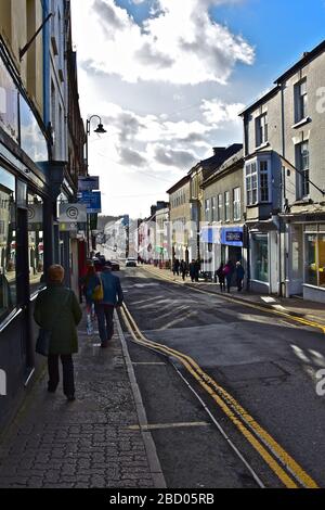 Una vista dell'attraente Monnow Street, Monmouth, una delle principali vie dello shopping in questa trafficata cittadina rurale della contea. Foto Stock