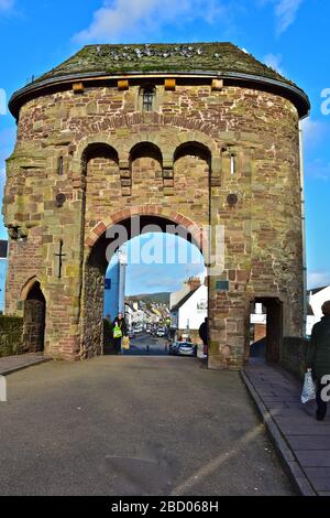 La Torre e l'arco sul ponte sul fiume Monnow al margine della città di Monmouth.Vista dei negozi principali su Monnow Street attraverso a. Foto Stock