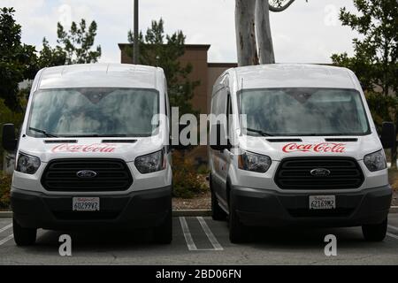 I furgoni con logo Coca-Cola si trovano all'esterno di un edificio di imbottigliamento Coca-Cola, sabato 4 aprile 2020, a Rancho Cucamonga, California, USA. (Foto di IOS/Espa-Images) Foto Stock