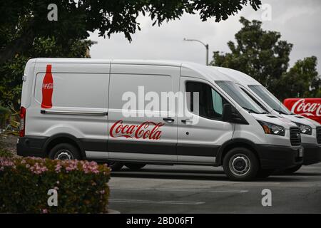 I furgoni con logo Coca-Cola si trovano all'esterno di un edificio di imbottigliamento Coca-Cola, sabato 4 aprile 2020, a Rancho Cucamonga, California, USA. (Foto di IOS/Espa-Images) Foto Stock