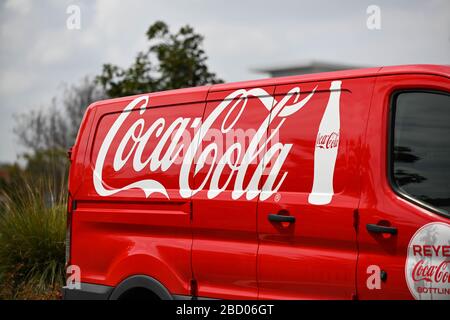 I furgoni con logo Coca-Cola si trovano all'esterno di un edificio di imbottigliamento Coca-Cola, sabato 4 aprile 2020, a Rancho Cucamonga, California, USA. (Foto di IOS/Espa-Images) Foto Stock