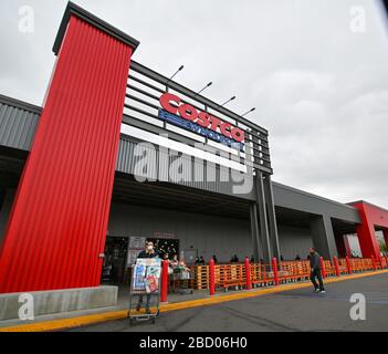 La gente aspetta fuori di un Costco all'ingrosso che ha aperto presto per approvvigionare gli acquirenti che si immagazzina in su sulla scia della pandemia di coronavirus, sabato 4 aprile 2020, a Eastvale, California, Stati Uniti. (Foto di IOS/Espa-Images) Foto Stock