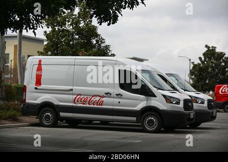 I furgoni con logo Coca-Cola si trovano all'esterno di un edificio di imbottigliamento Coca-Cola, sabato 4 aprile 2020, a Rancho Cucamonga, California, USA. (Foto di IOS/Espa-Images) Foto Stock