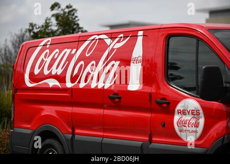 I furgoni con logo Coca-Cola si trovano all'esterno di un edificio di imbottigliamento Coca-Cola, sabato 4 aprile 2020, a Rancho Cucamonga, California, USA. (Foto di IOS/Espa-Images) Foto Stock