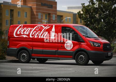 I furgoni con logo Coca-Cola si trovano all'esterno di un edificio di imbottigliamento Coca-Cola, sabato 4 aprile 2020, a Rancho Cucamonga, California, USA. (Foto di IOS/Espa-Images) Foto Stock