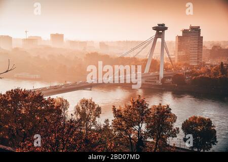 Ponte di Bratislava SNP in calda luce del mattino, vista dal Castello, slovacchia Foto Stock