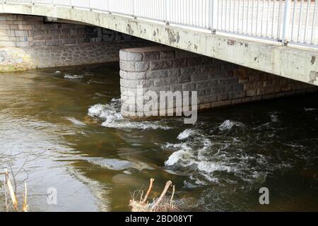 Il rapido flusso del fiume sotto il ponte Foto Stock