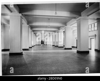 Museo Nazionale degli Stati Uniti. Nota anche come SIA2009-1828Long view of Inside Corridle of the U.S. National Museum.Smithsonian Institution Archives, Record Unit 79, National Museum Building Construction Records, Image No. SIA2009-1810 Foto Stock