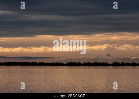 Tramonto sulla Laguna di grado, Friuli-Venezia Giulia, Italia Foto Stock