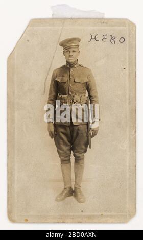Cartolina fotografica del CPL Lawrence Leslie McVey in uniforme. La 369 fanteria degli Stati Uniti, Soprannominato "Harlem Hellfighters", fu il primo reggimento di truppe afroamericane a raggiungere i campi di battaglia della prima Guerra Mondiale. Il 369° reggimento fu formato dal 15° reggimento della Guardia Nazionale di New York e fu riconosciuto come parte della cartolina fotografica statunitense del CPL Lawrence Leslie McVey in uniforme Foto Stock