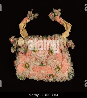 Reticolo. Ricerca in borsa quadrata ProgressFlat con coulisse in pizzo di seta bianca con cordoncino rivestito in tessuto liscio di seta rosa. Rifinito con pizzo di bobina di seta bianca e fiori in filo di seta, carta dipinta, nastri di seta e filo. Coulisse a nastro marrone. Reticolo Foto Stock