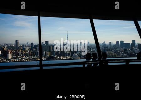 Vista panoramica dello skyline con lo Skytree di Tokyo, Giappone. Vista attraverso una finestra del Bunkyo Civic Center Foto Stock