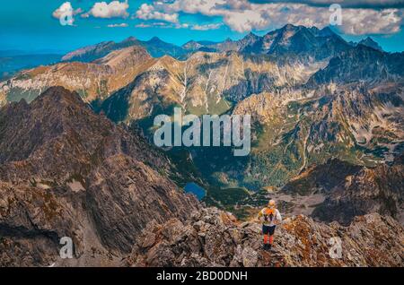 Vista da Rysy, collina sulle montagne degli alti Tatra Foto Stock