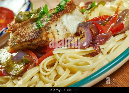 Branzino fritto con spaghetti al pesto da chiudere Foto Stock