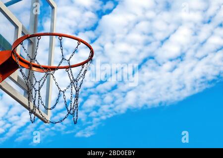 concetto di obiettivo negli sport di gioco. basket. campo di basket all'aperto. background Foto Stock
