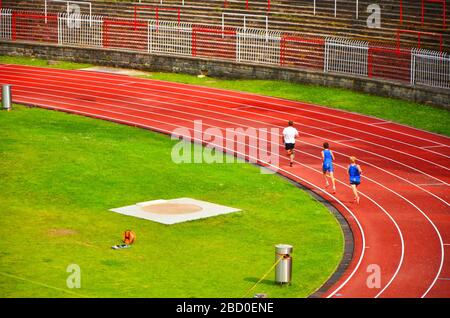 Il gruppo di atleti corre in pista durante la gara Foto Stock