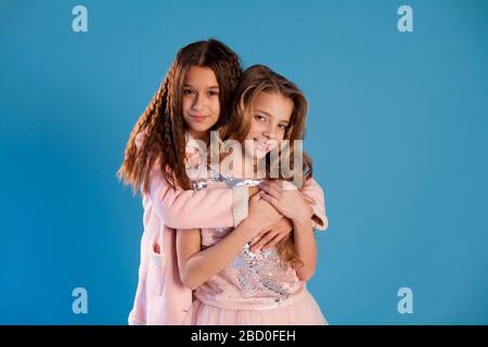 Due belle girlfriends ragazza in abiti alla moda Foto Stock