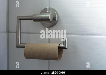 Rotolo di carta igienica senza carta rimasta da vicino Foto Stock