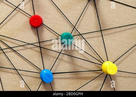 Primo piano dei perni di spinta collegati con le corde Foto Stock