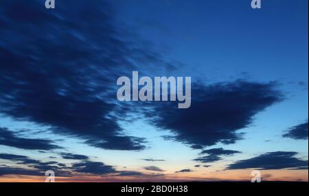 Drammatico il cielo con le nuvole Foto Stock