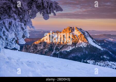 Fantastic evening winter landscape. Dramatic overcast sky. Foto Stock