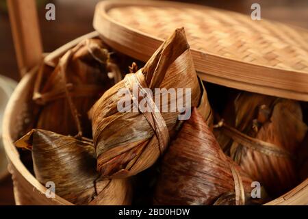 Zongzi. Gnocchi di riso glutinoso al vapore cinese in foglie di bambù Foto Stock