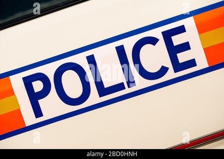 Vista angolata dell'ampio cartello DELLA POLIZIA sulla porta laterale di un veicolo di soccorso. Foto Stock