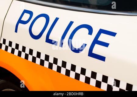 Vista angolata dell'ampio cartello DELLA POLIZIA sulla porta laterale di un veicolo di soccorso. Foto Stock